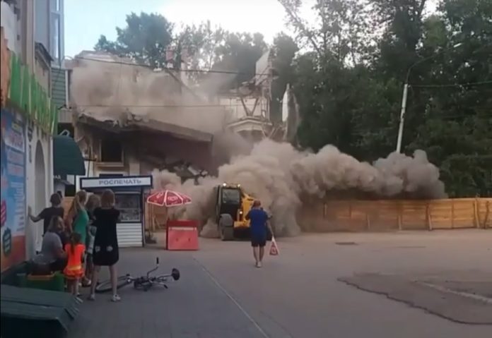 дом под шпилем
