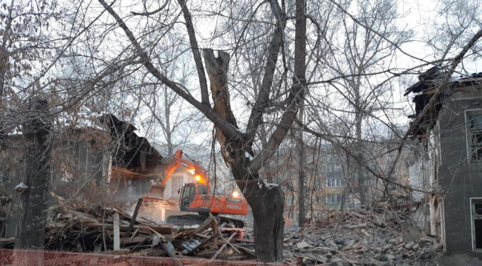 В Рубцовске демонтировали здания старого травмпункта и музея медицины