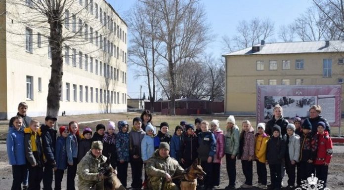 Кинологи Росгвардии познакомили школьников Рубцовска со служебными собаками