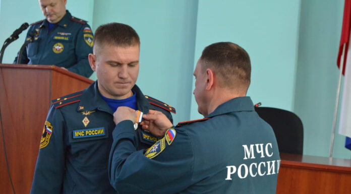 За мужество и профессионализм: в Рубцовске вручили награды сотрудникам МЧС и активным гражданам