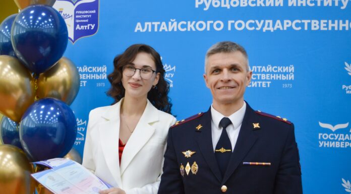 Начальник МО МВД России «Рубцовский» Игорь Мальцев вручил дипломы будущим юристам