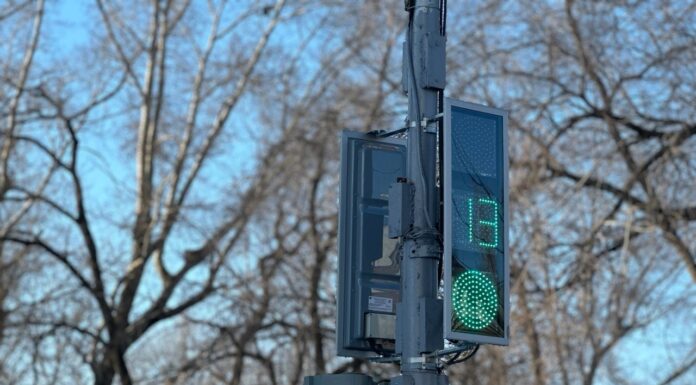 Три школы и оживленный перекресток: в городе завершились работы на светофорных объектах