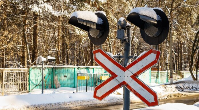 Цена ошибки — жизнь: почему важно соблюдать правила на железнодорожных переездах