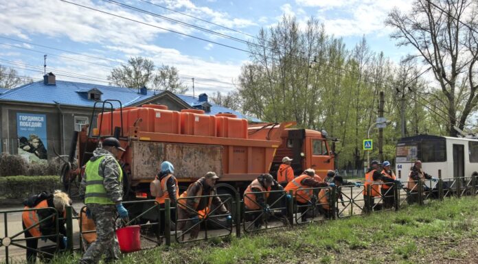 Ограждения моют, скоро побелят деревья: как в Рубцовске преображают улицы