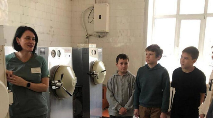 Экскурсия в больницу: рубцовские старшеклассники познакомились с медициной изнутри