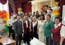 Сенатор Виктор Зобнев посетил последний звонок в родном лицее «Эрудит»