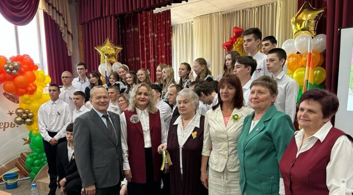 Сенатор Виктор Зобнев посетил последний звонок в родном лицее «Эрудит»