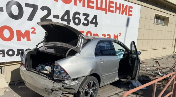 Жёсткое ДТП на Октябрьской: одну из иномарок отбросило на фасад здания