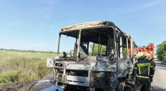 Пассажирский автобус выгорел дотла на выезде из Рубцовска