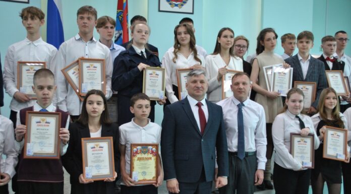 Умники и умницы Рубцовска: в администрации наградили лучших школьников