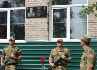 Последний рубеж разведчика: в Рубцовске открыли доску памяти Артема Гильмутдинова