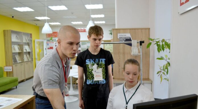 Школьники Рубцовска на один день сменили парты на библиотечные кафедры