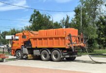 Ямочный ремонт, полив цветов и грейдирование: на улицах Рубцовска продолжает работать «АвтоСпецТехника»