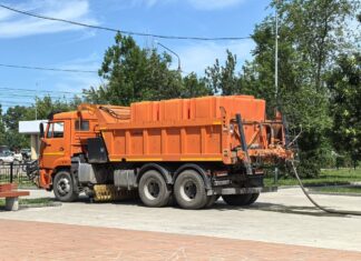 Ямочный ремонт, полив цветов и грейдирование: на улицах Рубцовска продолжает работать «АвтоСпецТехника»