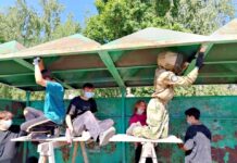 Школьники Рубцовска привели в порядок остановку