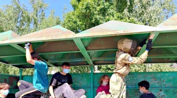 Школьники Рубцовска привели в порядок остановку