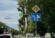 На красный: в Рубцовске водители продолжают игнорировать новую схему движения на перекрестке Ленина — Дзержинского