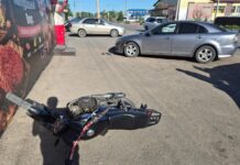 В Рубцовске подросток на мопеде врезался в припаркованный автомобиль, пострадали два человека