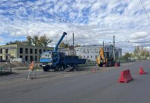 Осторожно, вскрытие: в Рубцовске ремонтируют канализационные колодцы на главной магистрали