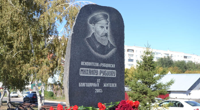 У памятника основателю: в Рубцовске дан старт основному дню празднования 134-летия города