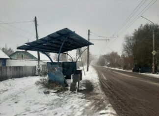 В Рубцовске разыскивают водителя, протаранившего остановку «Рыбсбыт»