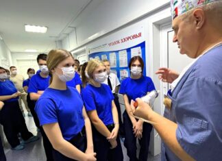 Школьникам Рубцовска показали работу медиков городской больницы